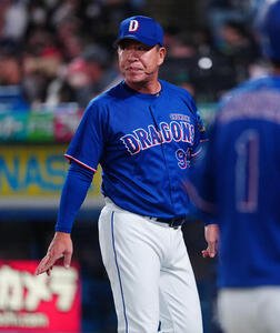 ヤクルト対中日　9回裏の選手交代を告げ、ベンチへ戻る中日井上一樹監督(撮影･鈴木みどり)