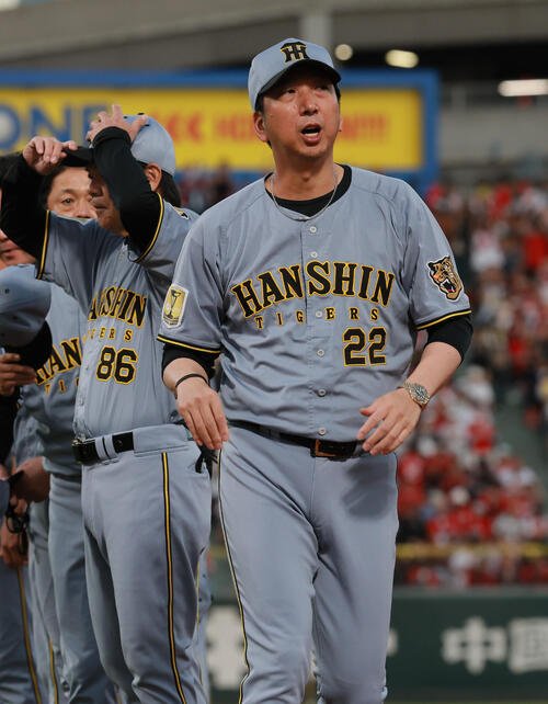 広島対阪神　広島に敗れた阪神藤川球児監督(手前)はマツダスタジアムでの最終戦を終えファンにあいさつし引き揚げる(撮影･上山淳一)