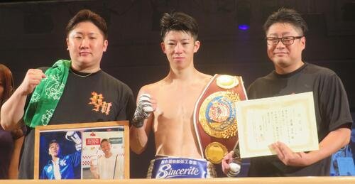 初防衛に成功したWBOアジア･パシフィック･フェザー級王者武藤涼太(中央)。左端は神足昌治トレーナー、右端は松田鉱太会長