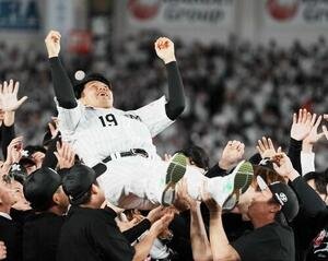 ロッテ対ソフトバンク　引退試合を終えナインから胴上げされるロッテ唐川侑己(撮影･小沢裕)