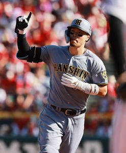 広島対阪神　3回表阪神2死一、二塁、佐藤輝明は3点本塁打を放ちポーズを取る(撮影･上山淳一)