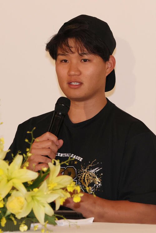 セリーグ優勝を決め会見する阪神森下翔太(撮影･加藤孝規)