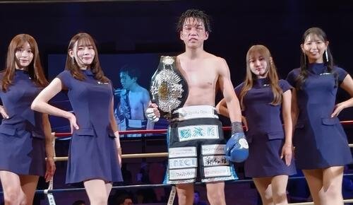 判定勝利で日本バンタム級王座に返り咲いた富施郁哉(中央)