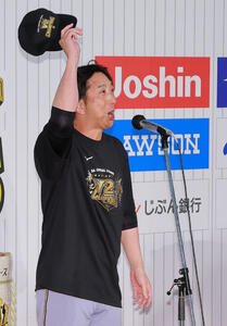祝勝会で話をする藤川球児監督(撮影･上山淳一)