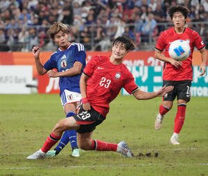 日本対韓国　後半、日本石井久雄(左)がシュートを放つ(撮影･森本幸一)