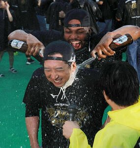 祝勝会で藤川球児監督にビールをかけるラファエル･ドリス(撮影･上山淳一)