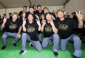 祝勝会で笑顔を見せる阪神藤川球児監督(下段左から2人目)とコーチ陣(撮影･前田充)