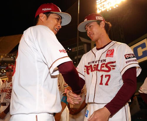 楽天対オリックス　引退セレモニーで古謝樹(右)と握手する楽天辛島航(撮影･野上伸悟)