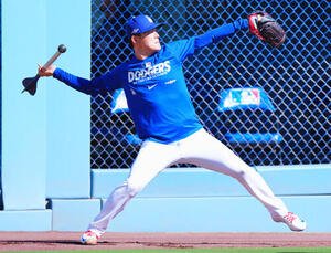 ドジャース対ブレーブス　試合前練習を行うドジャース山本由伸(撮影･垰建太)