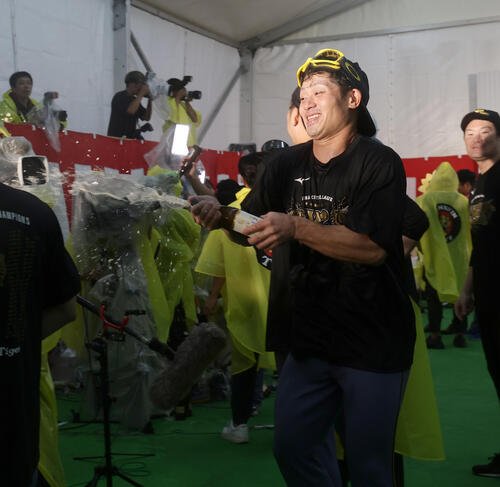 祝勝会でビールをかける阪神坂本誠志郎(撮影･前田充)