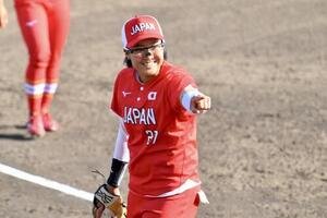 ソフトボール決勝　日本対中国　4回を投げ終えた日本先発の後藤希友は捕手山内早織を指さす(撮影･滝沢徹郎)