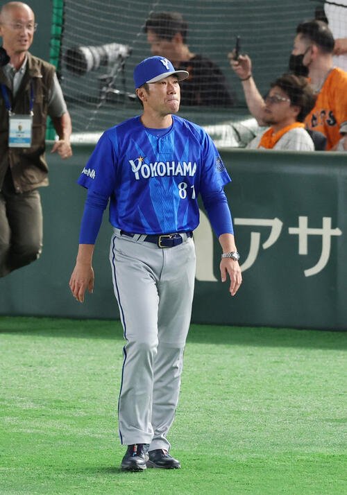 巨人対DeNA　東京ドームの最終戦のあいさつに出るDeNA相川亮二監督(撮影･増田悦実)