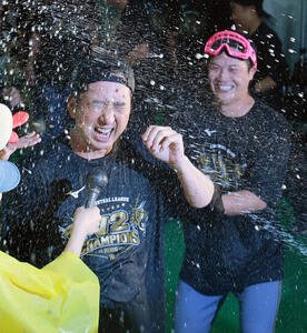祝勝会で藤川球児監督(手前)にビールをかける伏見寅威(撮影･上山淳一)