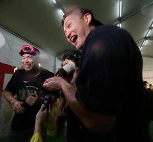 祝勝会で笑顔を見せる阪神森下翔太(右)と佐藤輝明(撮影･前田充)