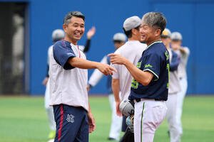 9月19日、試合前練習で談笑するヤクルト石川雅規(右)と川端理広トレーナー