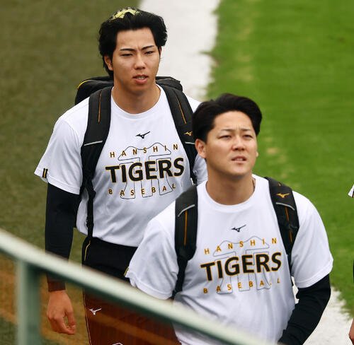 阪神工藤泰成(左)と木下里都(2026年撮影)