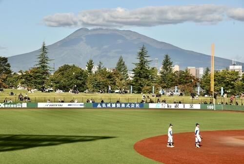 天理対健大高崎　試合前、はるか夢球場から望む岩木山(撮影･河田真司)