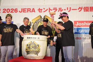 セリーグ優勝を決め鏡割りする藤川球児監督ら