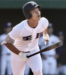 天理対健大高崎　1回表天理無死一、二塁、右越え先制3点本塁打を放つ関村偉千陽(撮影･河田真司)