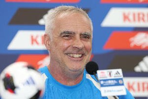 日本戦に向け、前日会見で笑顔を見せるニュージーランドのダレン･ベイズリー監督(撮影･宮地輝)
