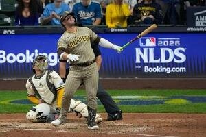 ブルワーズ戦9回、左翼へ放った大飛球を見上げるパドレス･フランス(AP)