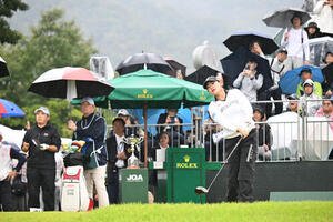 1番、ティーショットを打つ桑木志帆(撮影･和賀正仁)