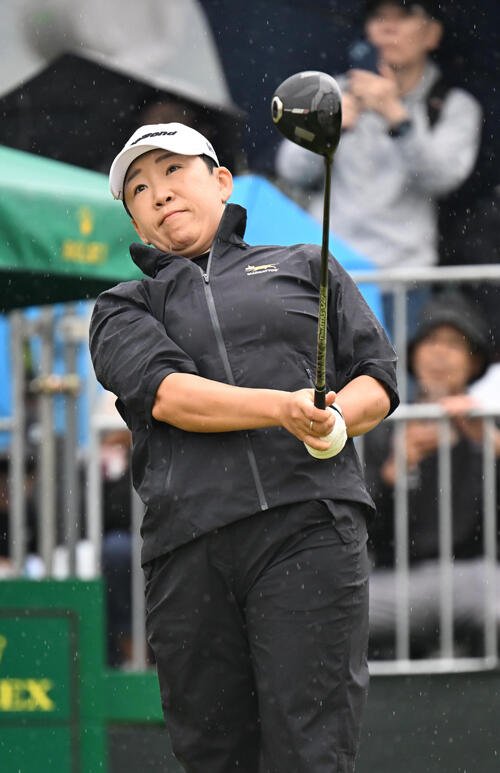 1番、ティーショットを打つ申ジエ(撮影･和賀正仁)