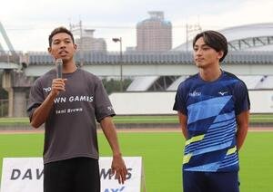 子どもたちに語りかけるサニブラウン･ハキーム(左)と橋岡優輝(撮影･藤塚大輔)