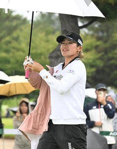 1番、笑顔でスタートする桑木志帆(撮影･和賀正仁)