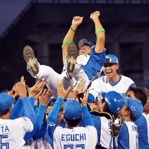 日本ハム対巨人　優勝を飾り胴上げされる日本ハム稲葉篤紀2軍監督(撮影･たえ見朱実)