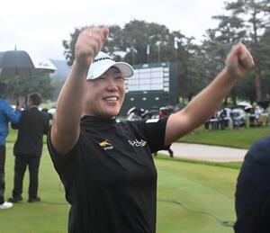 優勝インタビューを前にでガッツポーズする申ジエ(撮影･和賀正仁)