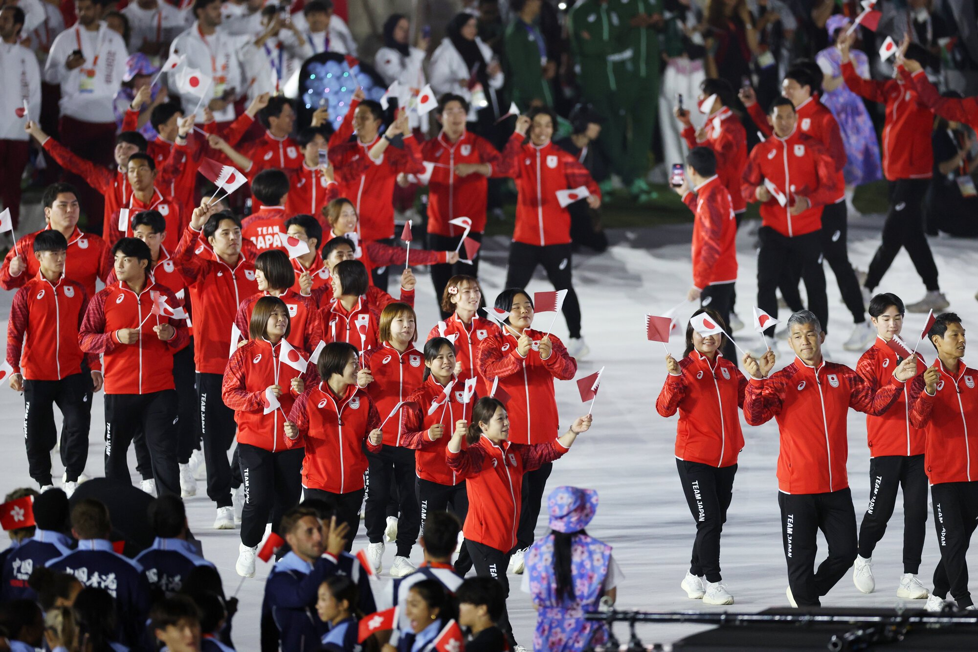 愛知･名古屋アジア大会の閉会式で入場する日本選手団=溝脇正撮影