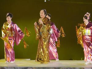 閉会式でマツケンサンバを熱唱する松平健(撮影･森本幸一)