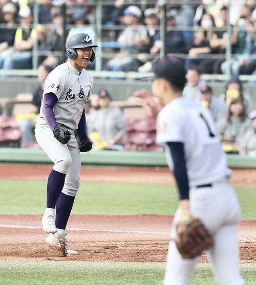 花巻東対横浜　延長8回表花巻東2死二、三塁、中前適時打で出塁しガッツポーズする古城大翔(撮影･河田真司)