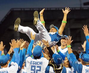 日本ハム対巨人　優勝を飾り胴上げされる日本ハム稲葉篤紀2軍監督(撮影･たえ見朱実)
