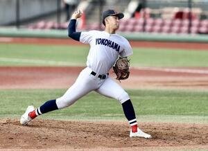 花巻東対横浜　延長8回表、力投する織田翔希(撮影･河田真司)
