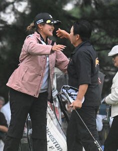 優勝した申ジエ(右)を祝福する桑木志帆(撮影･和賀正仁)