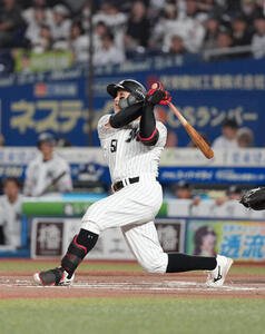 ロッテ対楽天　6回裏ロッテ無死、山口航輝は左越えに2打席連続本塁打を放つ(撮影･小沢裕)