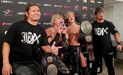 勝利したYO－HEY(左から2人目)＆政岡純(同3人目)と｢J2KX｣の仲間のタダスケ(左端)とカイ･フジムラ