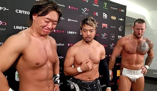 恥ずかしがるKENTA(中央)と苦笑いの遠藤哲哉(左)(右はシェイン･ヘイスト)
