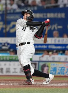 ロッテ対楽天　4回裏ロッテ無死一塁、山口航輝は左越えに2点本塁打を放つ(撮影･小沢裕)