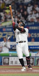 ロッテ対楽天　4回裏ロッテ無死一塁、山口航輝は左越えに2点本塁打を放つ(撮影･小沢裕)