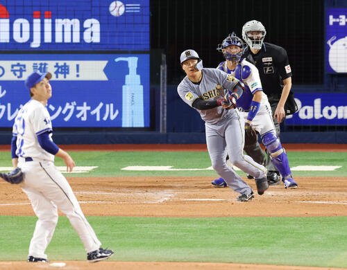 DeNA対阪神　4回表阪神2死一塁、同点の適時二塁打を放つ大山悠輔。投手平良拳太郎(撮影･増田悦実)