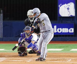 DeNA対阪神　4回表阪神2死一塁、適時二塁打を放つ大山悠輔(撮影･増田悦実)