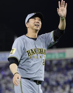 DeNA対阪神　横浜スタジアムでの今季最終戦を終え、ファンに手を振って引き揚げる阪神藤川球児監督(撮影･前田充)