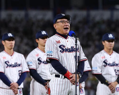ヤクルト対広島　本拠地最終戦で、ファンにあいさつするヤクルト池山隆寛監督(撮影･野上伸悟)