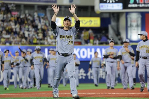 DeNA対阪神　横浜スタジアムでの今季最終戦を終え、ファンに手を振って引き揚げる阪神藤川球児監督(手前)ら(撮影･前田充)