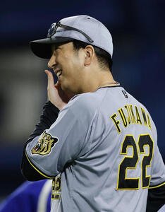DeNA対阪神　9回表を終え選手交代を告げる阪神藤川球児監督(撮影･前田充)