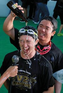 祝勝会で村上頌樹からビールをかけられる近本光司(2026年10月撮影)