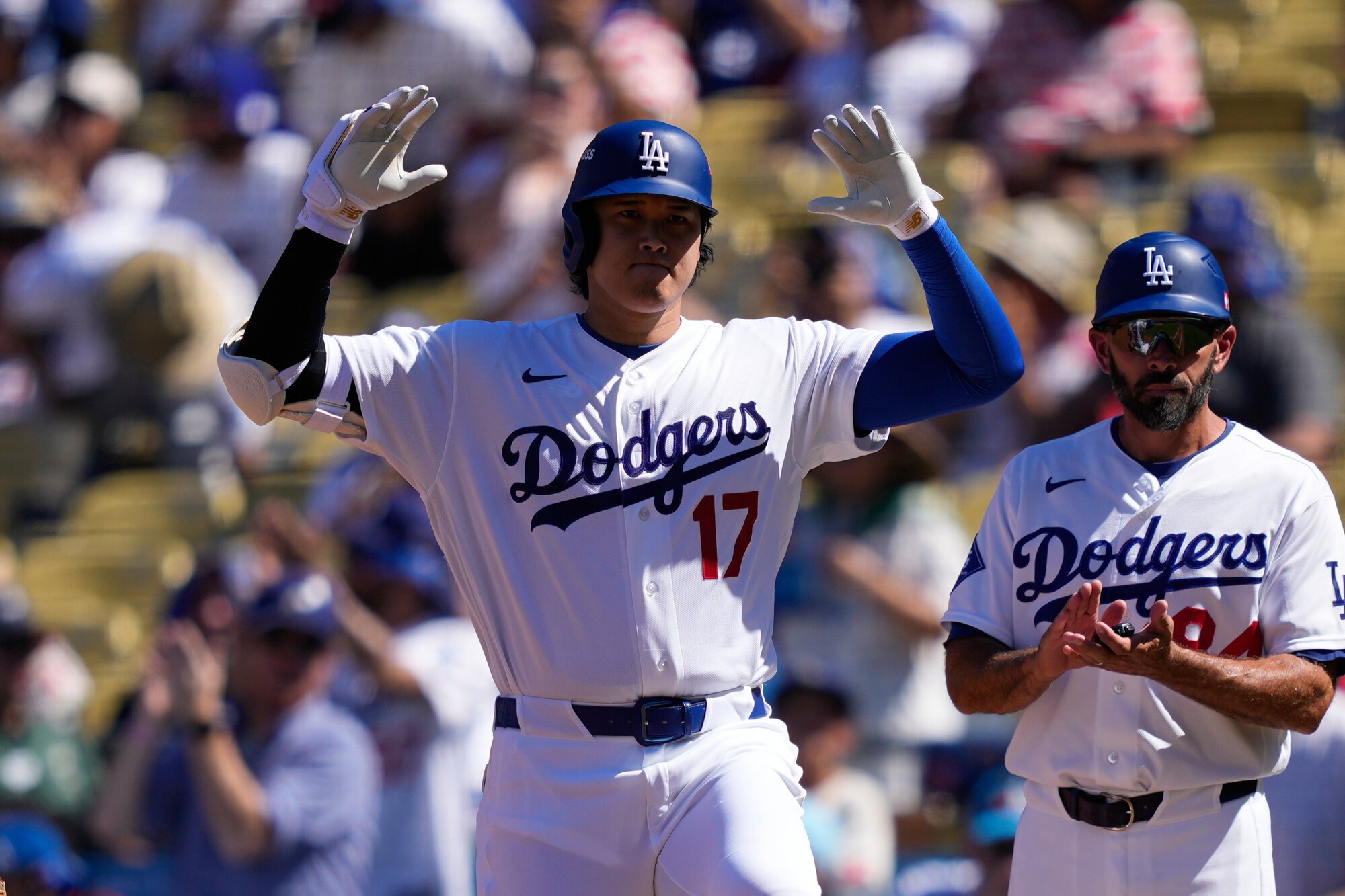 ドジャースの大谷翔平は第1戦の一回の第1打席で右前安打を放った=AP